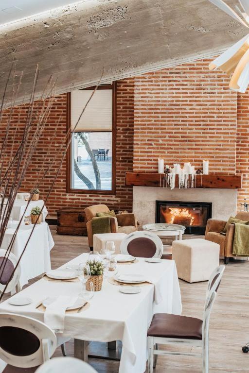 Hotel Restaurante El Montico 토르데실라 외부 사진